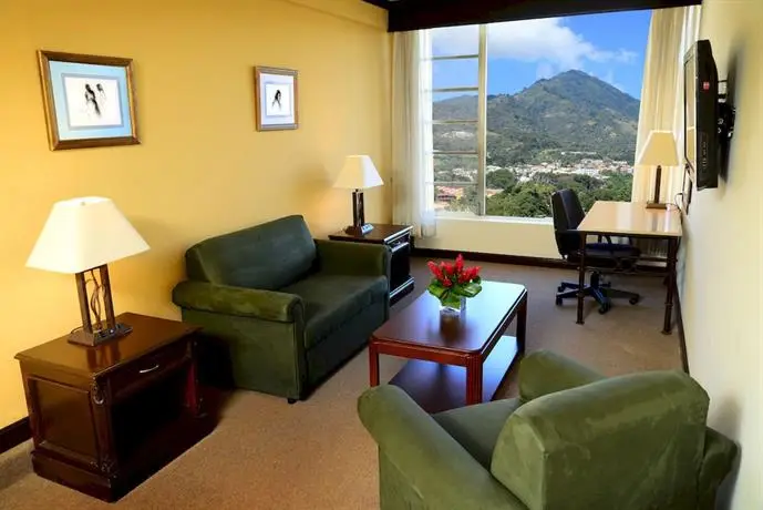 Plaza Hotel and Suites - imagen 3